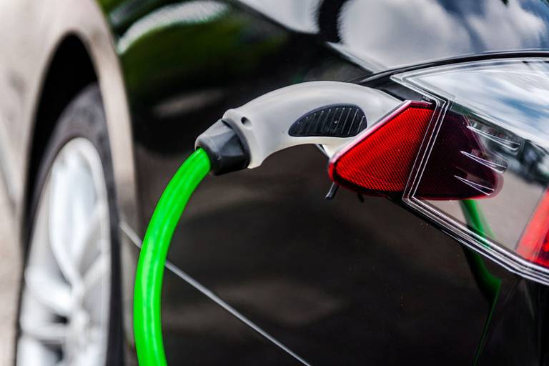 0,5 statt 1 % Besteuerung: Beim Firmenwagen mit Elektroautos und Plug-in-Hybriden sparen