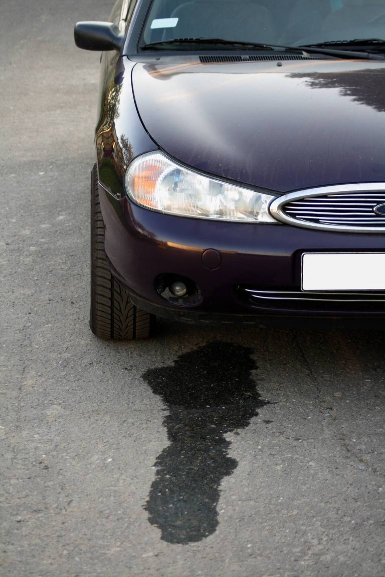 Pfütze unter dem Auto: Kondenswasser von der Klimaanlage?