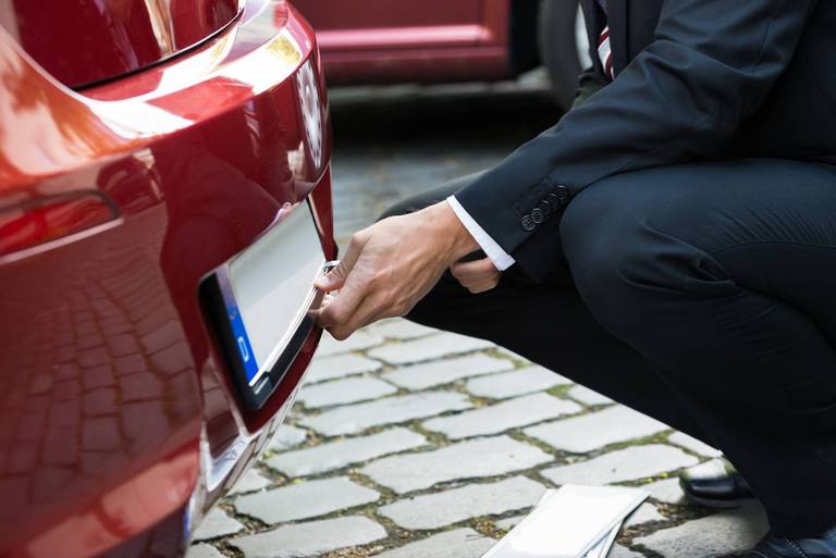 So wechselt man das Nummernschild am Auto